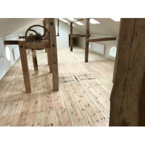 Fyrretrsgulvet efter afhvling, afslibning samt hvidpigmenteret sbe