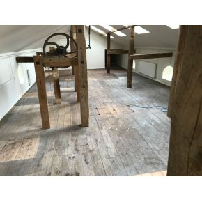 Fyrretrsgulv - afhvling samt hvidpigmenteret sbe