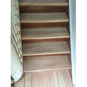 Her ses de frdige douglas trappetrin efter 3x afslibninger. Disse trin er ikke efterbehandlet, da kunden selv nskede at gre dette.