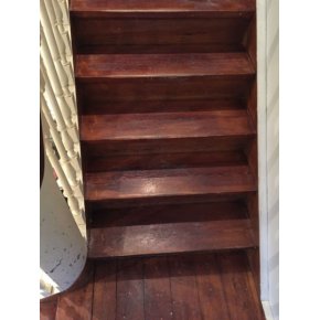 Her ses ferniseret douglas trappetrin.