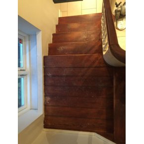 Her ses ferniseret douglas trappetrin.