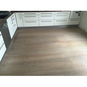 Afslebet fyrretrs gulv efterbehandlet m. 1x lud og 3x matlak