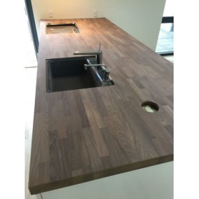 Her ses det frdige resultat af afslibningen. Kkkenbordpladen er nu klar til efterbehandling, som kunden i dette tilflde selv ville st for.