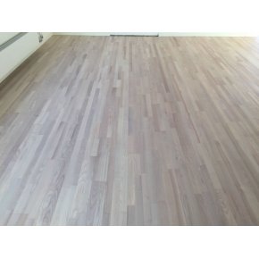 Her ses det frdige resultat af askegulvet, efter afslibningen og efterbehandlingen m. 2x hvidpigmenteret olie.