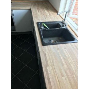 Afslebet ask kkkenbordplade klar til kundens efterbehandling.