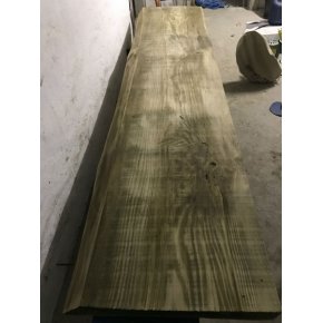 Skrivebord af fyrretrsplanke