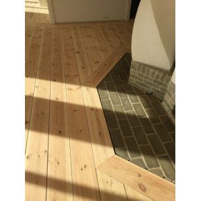 Douglas gulvet er her f�rdigslebet og klar til efterbehandlingen med hvidpigmenteret s�be.