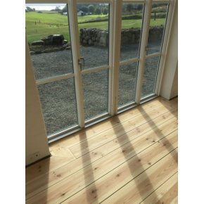 Douglas gulvet er her f�rdigslebet og klar til efterbehandlingen med hvidpigmenteret s�be.