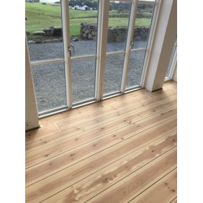 Det f�rdige resultat. Douglas gulv m. bort afslebet og efterbehandlet m. 2x hvidpigmenteret s�be.