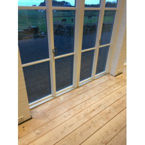 Her ses Douglas gulvet inden afslibningen. Dette Douglas gulv er lagt med en bort rundt i kanten.