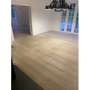 Douglasplanker slebet og behandlet med 2x hvidpigmenteret sbe