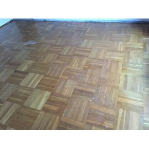 Her ses egetrs fletparket gulvet med dets oprindelige spritlak behandling fra '60erne.