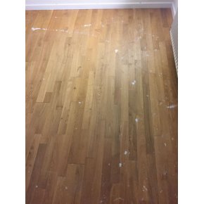 Egetrs gulv afslebet og efterbehandlet m. 1x lud og 2x lak