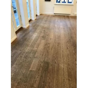 Egetrs plankegulv afslebet og efterbehandlet m. 2x naturolie