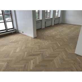 Gulvet er nu frdigbehandlet m. 2x hvidpigmenteret sbe