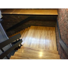 Her ses trappen fr afslibningen og efterbehandlingen.