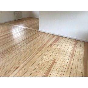 Afhvlet, afslebet og lakeret 3x m. mat lak.