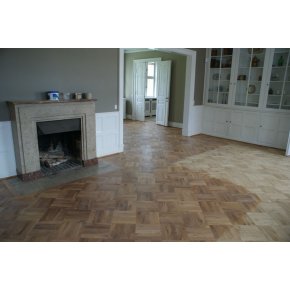 Efterbehandlingen med hvidpigmenteret olie er i gang.