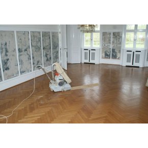 Olieret egetrs sildebensparket gulv p Flintholm Gods.