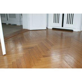 Et Olieret egetrs sildebensparket gulv og et olieret fyrrtrs drtrin p Flintholm Gods.