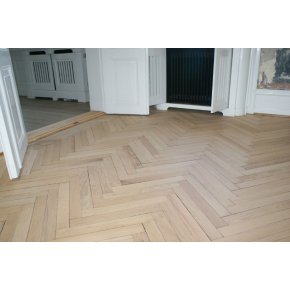 Gulvafslibningen er frdig og gulvet er klar til efterbehandlingen med hvidpigmenteret olie.