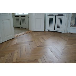 Et Olieret egetrs sildebensparket gulv og et olieret fyrrtrs drtrin p Flintholm Gods.