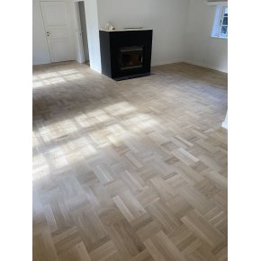 Egetrs fletparket gulvet efter afslibningen - klar til efterbehandling