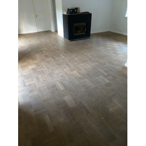 Forhenvrende naturolieret egetrs fletparket med lakering med 2x alm. mat lak - afslutningsvis med 2komp. mat toplak
