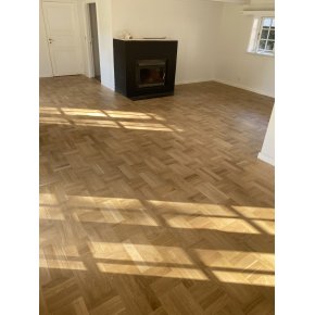 Det frdig udseende af egetrs fletparket gulvet efter afslibningen, lakering med 2x alm. mat lak - afslutningsvis med 2komp. mat toplak