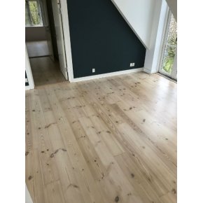 Fyrretrs lamel gulv afslebet og efterbehandlet m. 1x lud & 3x mat lak