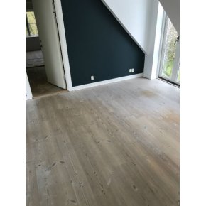 Gulvet fremstod meget nedslidt og udpint.