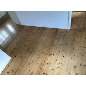 Gulvet stod fr afslibningen lakeret.