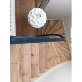 Trappetrinene er nu frdigbehandlet med hvidpigmenteretsbe.