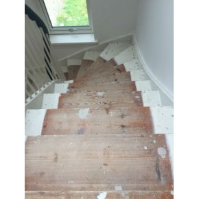 Her ses nogle ldre fyrretrs trappetrin med maling og fernis.