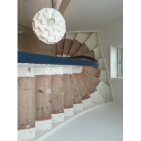 Her ses nogle ldre fyrretrs trappetrin med maling og fernis.