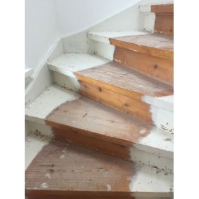 Her ses nogle ldre fyrretrs trappetrin med maling og fernis.