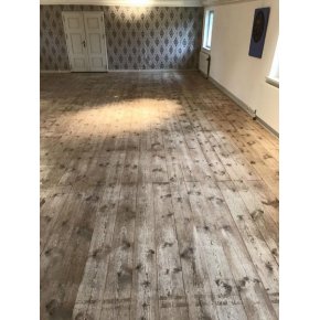 Fyrretrsplanker afslebet og efterbehandlet m. 1x lud & 3x lak. (Gildesalen p Vester Skerninge Kro)'