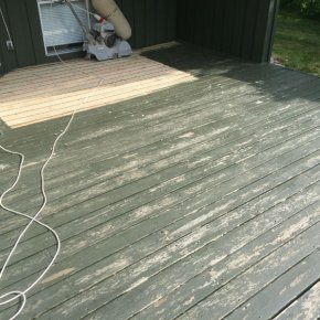 Terrasse fr afslibningen. 15 r gammel trykimprgneret fyrtrsterasse. Den er malet for et r siden, men malingen skaller af.