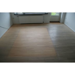 Afslebet bøge parketgulv efterbehandlet med 2x hvidpigmenteret sæbe.