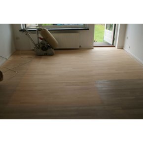 Gulvaflibningen er i gang