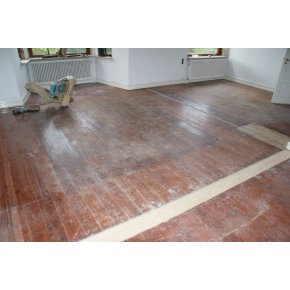 Ferniseret fyrretrsgulv afhvlet, afslebet og klargjort til efterbehandling.