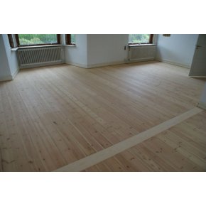 Fyrretrs plankegulvet er afhvlet og frdigslebet - klar til efterbehandling.