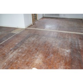 Et ferniseret fyrretrs plankegulv.