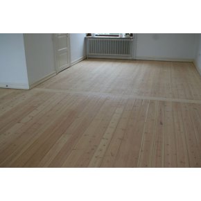 Fyrretrs plankegulvet er afhvlet og frdigslebet - klar til efterbehandling.