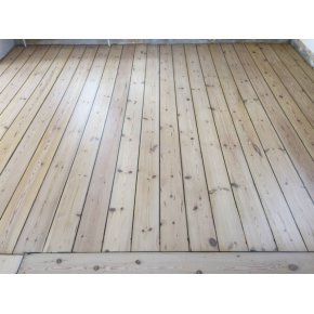 Afslibning af fyrretrs gulve, efterbehandlet med 1x lud og 3x matlak. - Her ses gulvet frdigbehandlet. Afslebet med n gang lud og efterflgende 3 gange matlak.