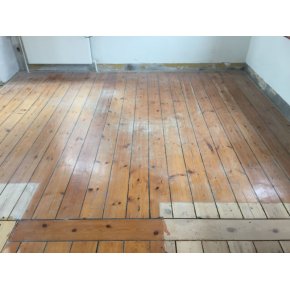 Fyrretrsgulve afslebet og efterbehandlet med 1x lud og 3x lak