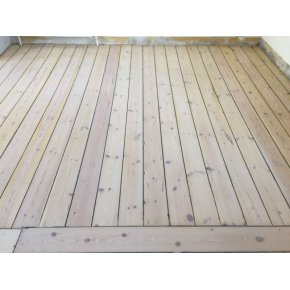 Afslibning af fyrretrs gulve, efterbehandlet med 1x lud og 3x matlak. - Her ses gulvet frdig slebet og ludbehandlet n gang.