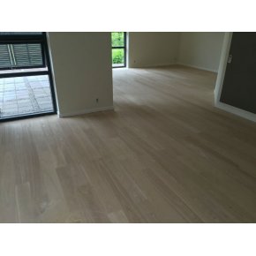 Her ses gulvet under afslibningen.