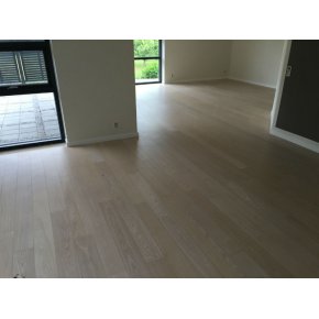 Her ses det hvidlakeret aske lamelgulv inden afslibningen.