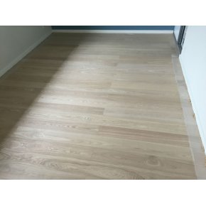 Her ses gulvet under afslibningen.